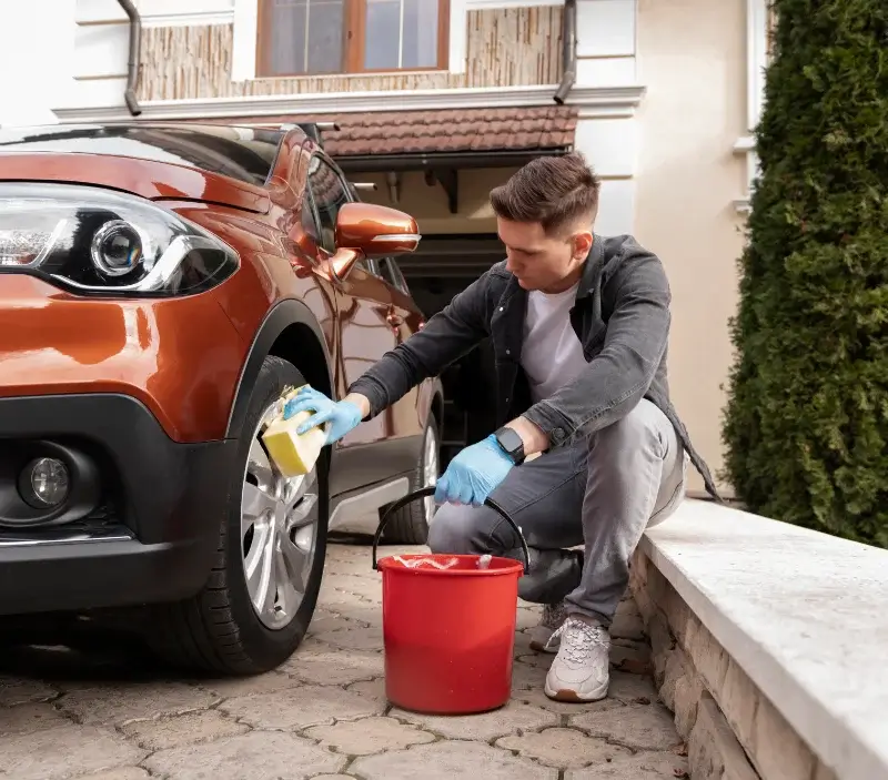 Lavage auto à domicile Kalhausen : professionnel intervenant sur un véhicule